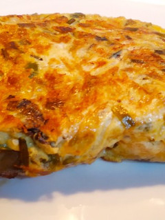 Una foto de Tortilla de rebollones y ajos tiernos