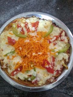 வெஜிடபிள் பிஸ்ஸா (Vegetable pizza recipe in tamil) செய்முறை முக்கிய புகைப்படம்