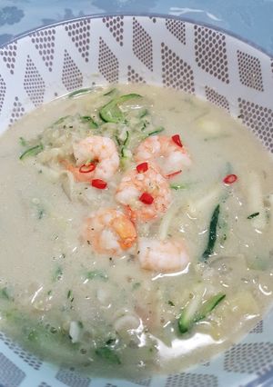 Cukkini spagetti, csípős garnélával recept fotója