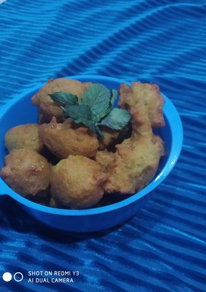 A picture of Chana dal phulori/ bhajiya.
