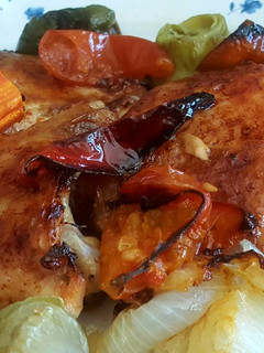 Una foto de Pollo al horno con verduras