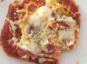 Una foto de Mini pizza de pan para los peques