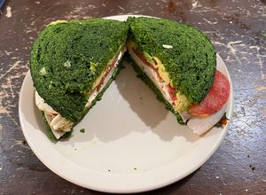 Una foto de Sándwich en pan de espinacas