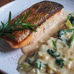 รูปของ Salmon in creamy spinach sauce