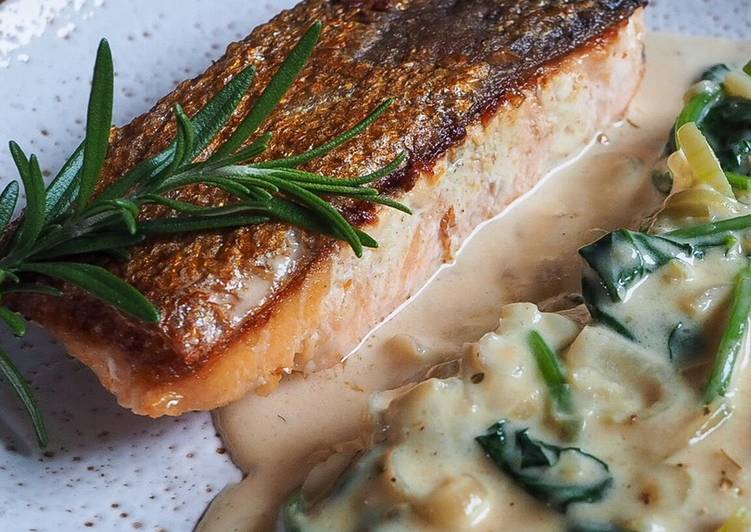 Salmon in creamy spinach sauce