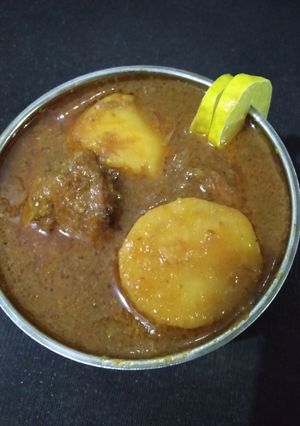 A picture of Aloo Gosht.