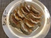 Una foto de gyozas con repollo