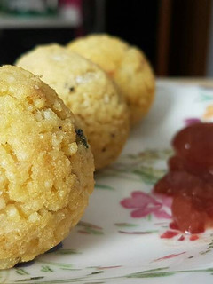 Una foto de Croquetas de mijo con mermelada de fresa