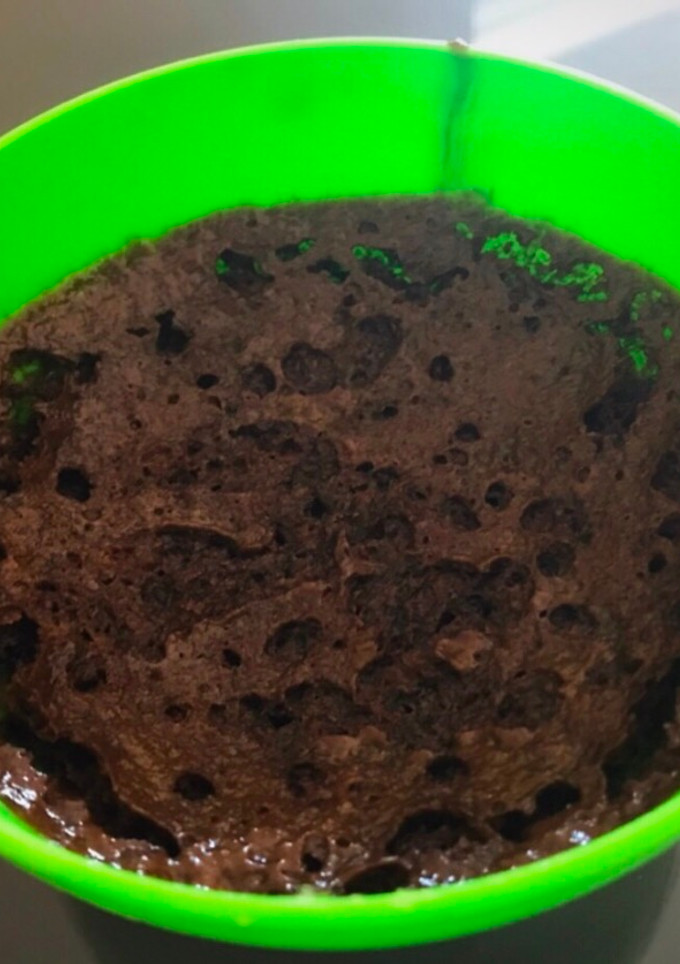 Una foto de Brownie en taza / mug cake de brownie súper húmedo y delicioso en menos de 1 minuto