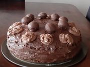Una foto de ganache con cacao en polvo