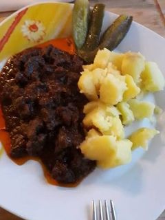 Vörösboros marhapörkölt recept fotója