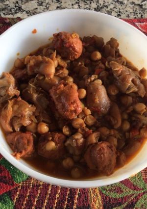 Una foto de Patitas de cerdo con garbanzos y chorizo