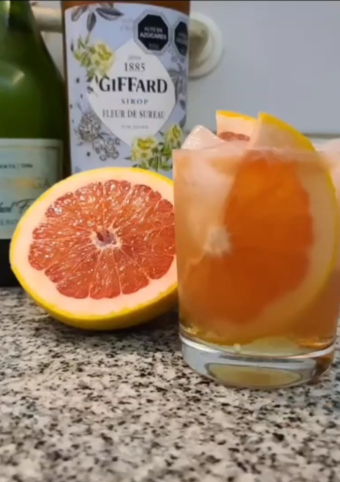 Una foto de Mocktail con Naranja o Pomelo 🍊