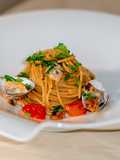 Spaghetti di Legumi con Polpa di Riccio e Vongole