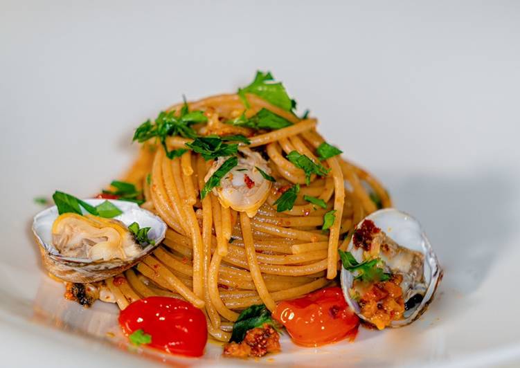 Spaghetti di Legumi con Polpa di Riccio e Vongole