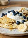 Kokosowy omlet z bananem i borówkami