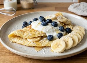 Zdjęcie przepisu Kokosowy omlet z bananem i borówkami.