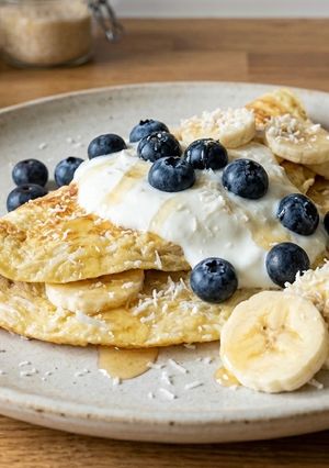 Zdjęcie przepisu Kokosowy omlet z bananem i borówkami.