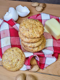 Una foto de Galletas de queso keto 🧀 apto low carb, vegetariano, sin gluten, cetogénico 🧀 altas en proteínas