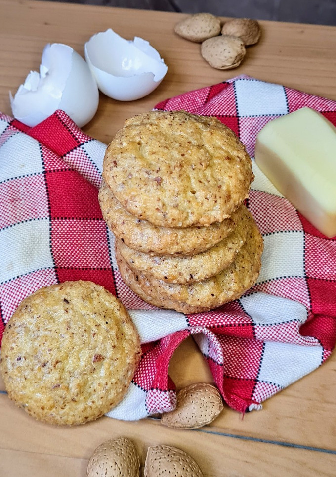 Una foto de Galletas de queso keto 🧀 apto low carb, vegetariano, sin gluten, cetogénico 🧀 altas en proteínas