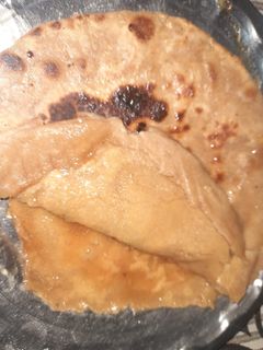 गुड़ और अजवाइन का पराठा(Gud aur ajwain ka paratha recipe in Hindi) रेसिपी मुख्य फोटो
