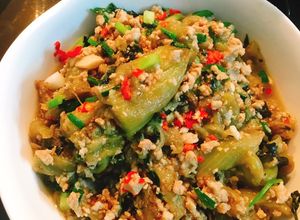 Hình của món Cà tím xào thịt bằm.