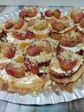 Canapés de uvas asadas y nueces