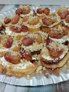 Una foto de Canapés de uvas asadas y nueces