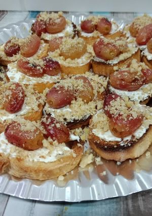 Foto principal de Canapés de uvas asadas y nueces