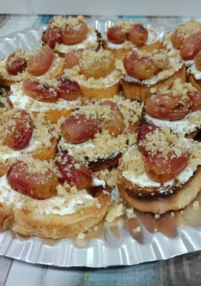Una foto de Canapés de uvas asadas y nueces