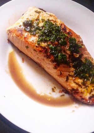 Una foto de Salmón al limón 🍋 con una salsa de perejil