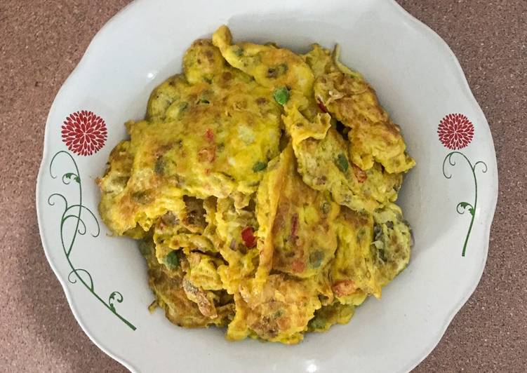 Telur goreng caipo (lobak asin) / preserved turnip omelette