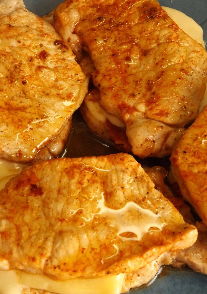 Una foto de Emparedados de cerdo relleno con bacon y queso Gouda