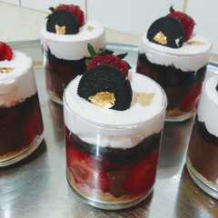 تحلية الفراولة 🍓 بالطبقات البنة منحكيلكمش 🥰😋-レシピのメイン写真