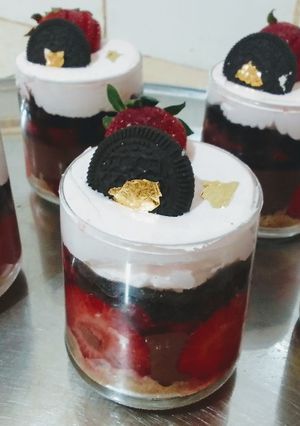 صورة لوصفة تحلية الفراولة 🍓 بالطبقات البنة منحكيلكمش 🥰😋