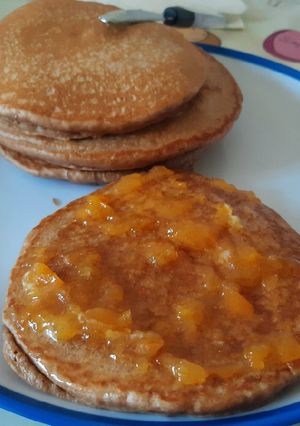 Una foto de Tortitas con avena, cacao y canela