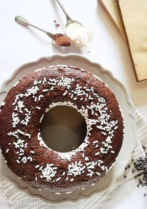 Foto di Ciambellone al cacao con gocce di cioccolato