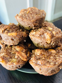 Una foto de Muffins saludables de banana, avena, chocolate y maní, más fácil imposible!!