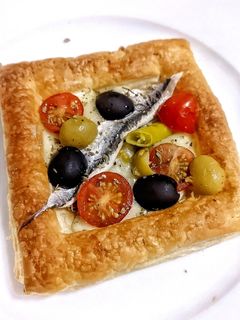 Una foto de Hojaldre con boquerón y queso provolone