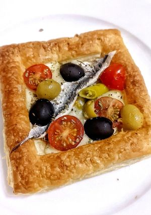 Foto principal de Hojaldre con boquerón y queso provolone