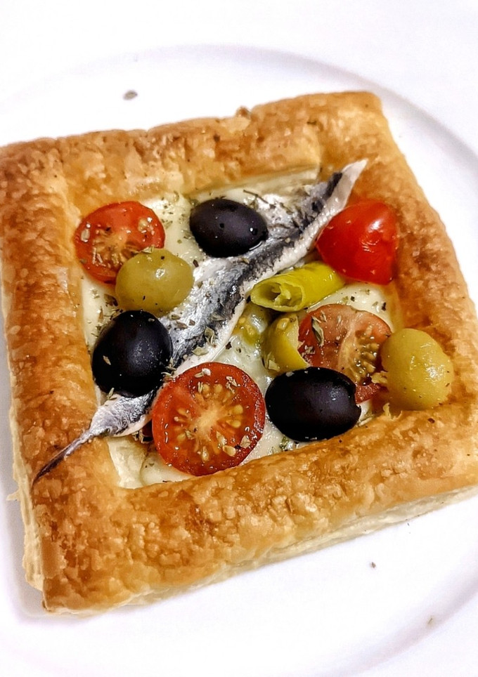 Una foto de Hojaldre con boquerón y queso provolone