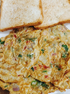 A picture of Omelette,Bread 🍞🥚🥚🍞.