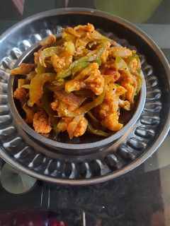 காலிஃபிளவர் குடைமிளகாய் பொரியல்(cauliflower capsicum poriyal recipe in tamil) செய்முறை முக்கிய புகைப்படம்