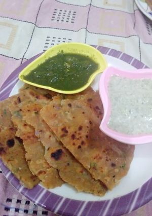 A picture of Daal ki chat pati rotl/paratha.