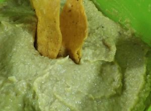 Una foto de Hummus de arvejas 😘😁 rapidísimo