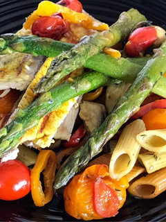 Foto de Salada de frango com massa e legumes