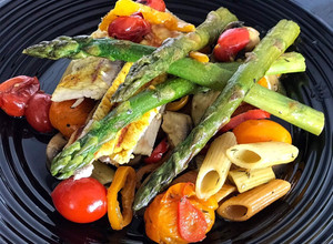 Foto de Salada de frango com massa e legumes