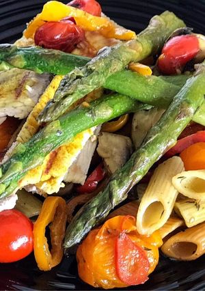 Foto de Salada de frango com massa e legumes