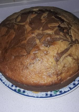 Una foto de Torta marmolada de naranja y chocolate en lata de batata