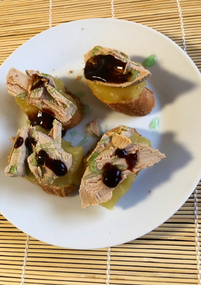 Una foto de Tosta de foie con crema de manzana